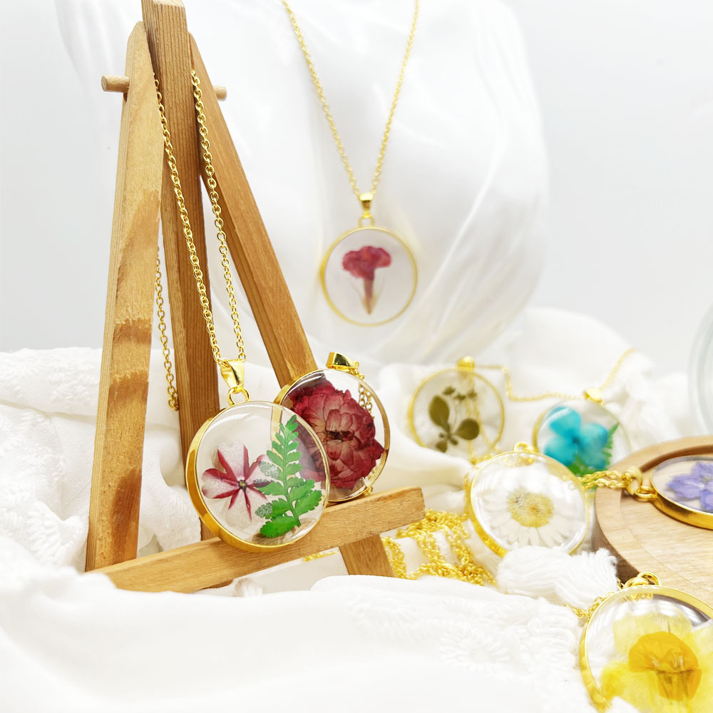Resin Necklace with Flower 