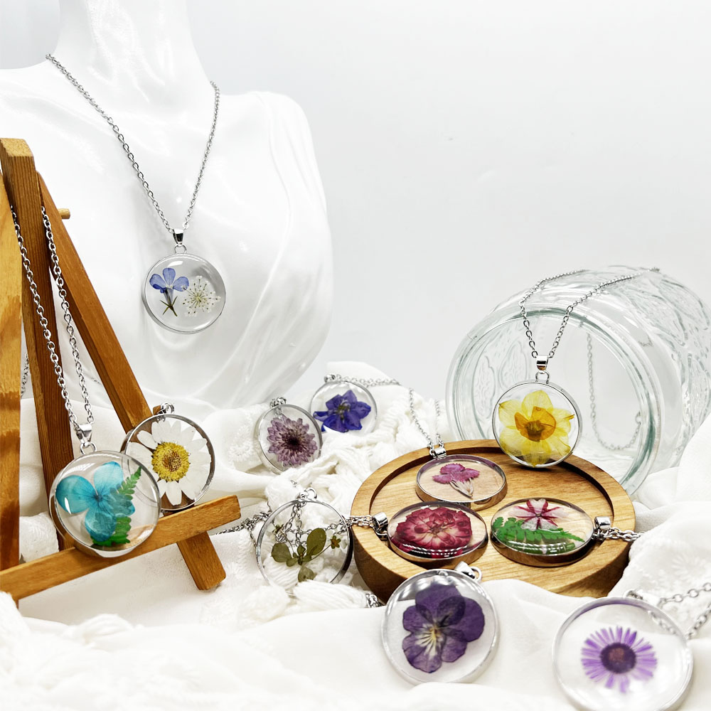 Resin Necklace with Flower 