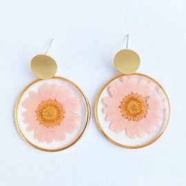 Dangle round gold color real daisy resin flower earrings