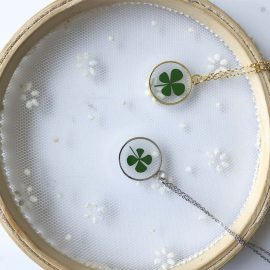 Four leaf clover round pendant real flower necklace