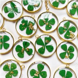 Green 4 leaf clover 18k gold round shape resin plant necklaces